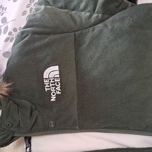 The North face girls coat. Size 10/Medium/ color Green